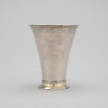 BÄGARE och SKEDAR, 3 del, bland annat en bägare av Johan Leffler, Falun, 1766. Vikt ca  125 g.