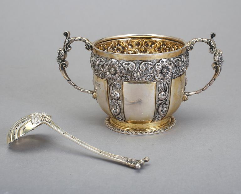 SOCKERSKÅL MED STRÖARE, silver, London, 1897, James Wakely & Frank Clarke Wheeler. Tot vikt (exkl etui) 240 gram.