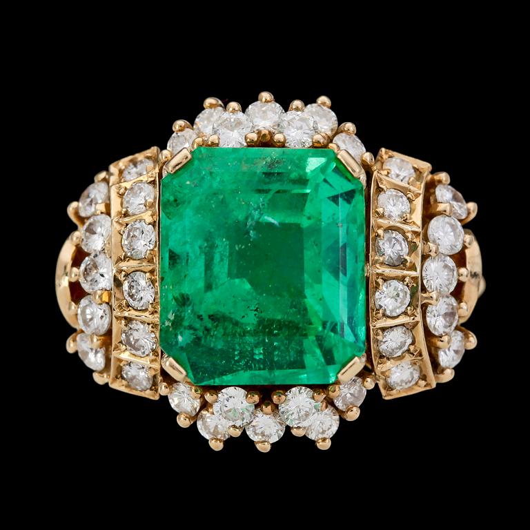 An emerald, app 5 cts, and brilliant cut diamond ring, tot. app. 1.20 cts.