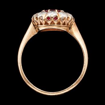 RING, 18k guld med antikslipade diamanter samt röd fasettslipad sten. Stockholm 1912.