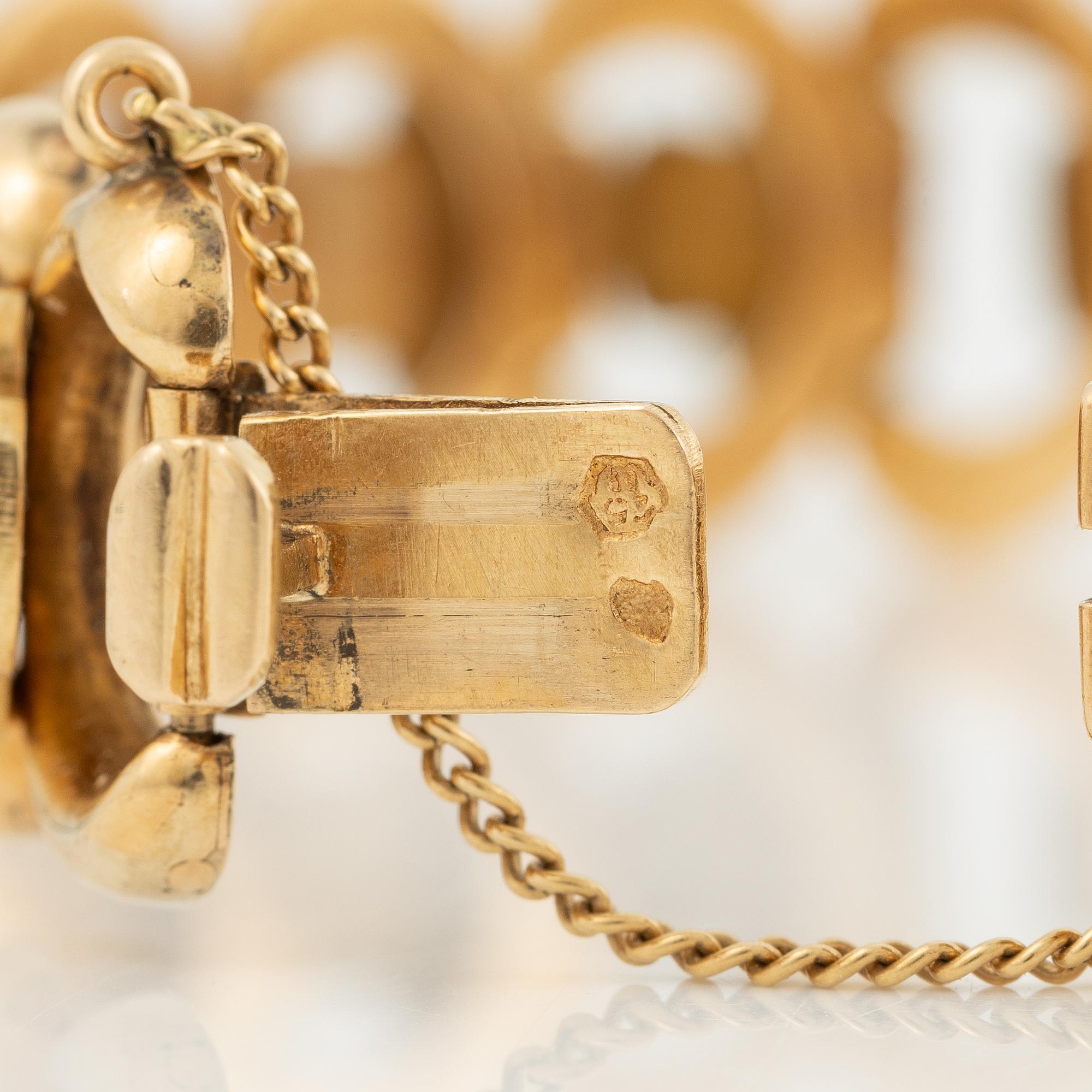 Arm bracelet, 18K gold, decoration of flowers.