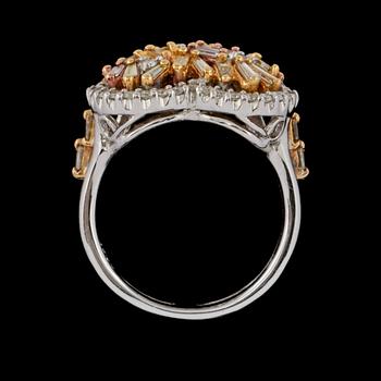 RING, 18k guld och vitguld med baguette och briljantslipade diamanter, totalt 1.40 ct. Vikt 9,2 g.