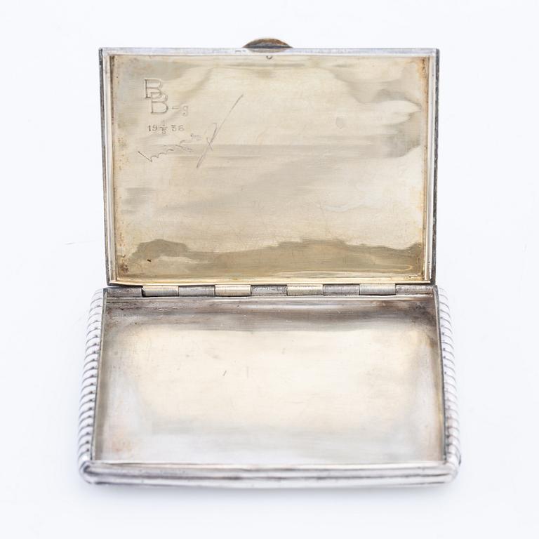 Cigarette case of silver with a cabochon-cut blue stone, first half of the 20th century.