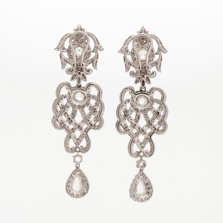 Örhängen, 18K vitguld samt briljant- och rosenslipade diamanter.