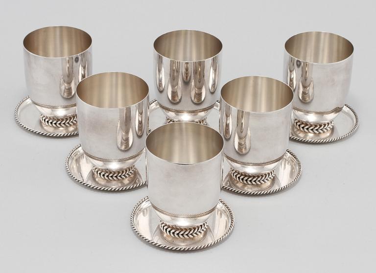 MUGGAR, 6 st samt COASTERS, 6 st, silver, 1900-tal. Vikt 980 g.