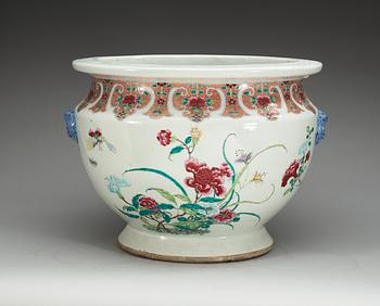 A large famille rose basin, Qing dynasty, Qianlong (1736-95).