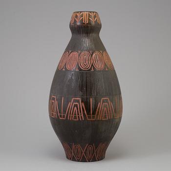 A Bo Fajans ceramic vase from mid 20th century. Berit Ternell.