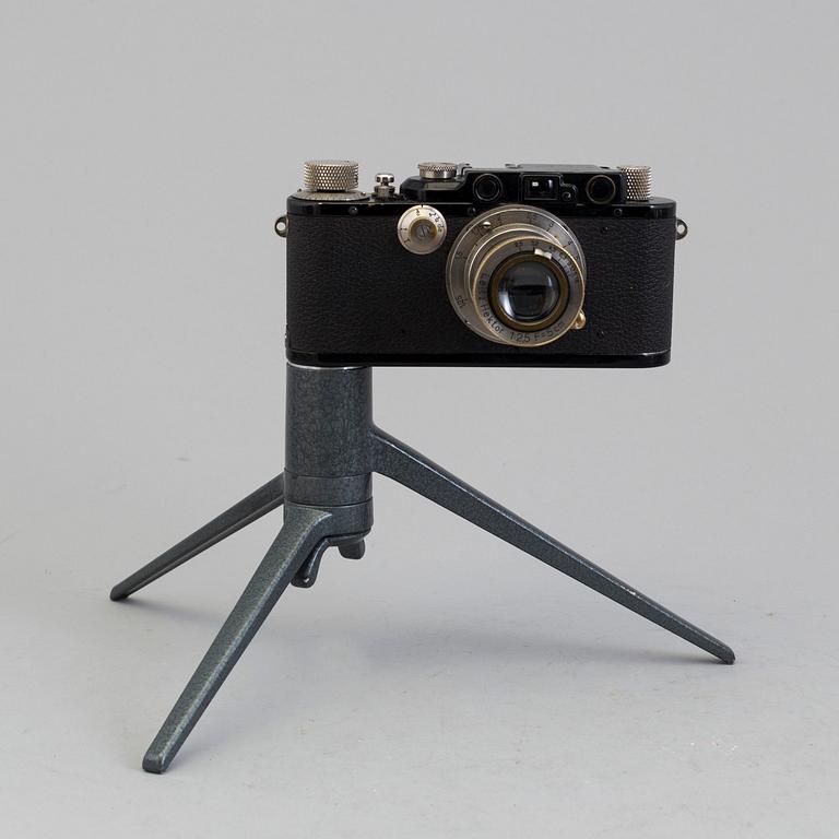 A early 1930s black body Leica no 123864 with a chrome Hektor 1:2,5 F=5 cm lens. With table stand.