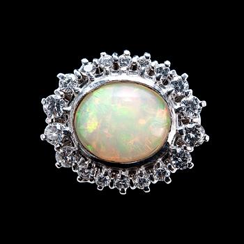 36. SORMUS, Opaali n. 3.42 ct, 18 briljanttia n. 1.00 ct.