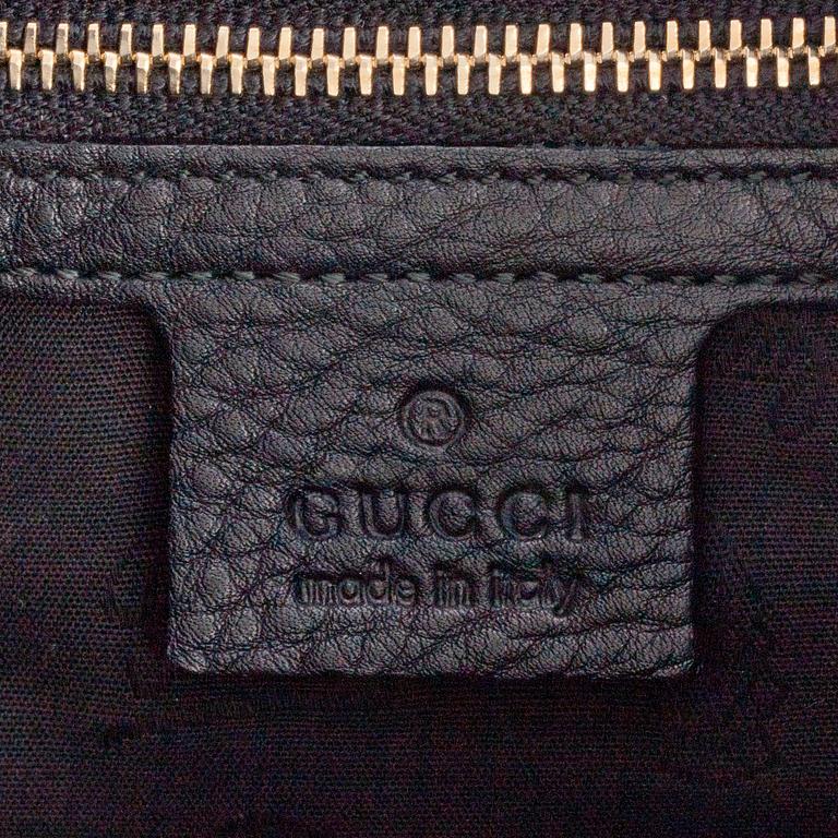GUCCI, a black leather shoulderbag.