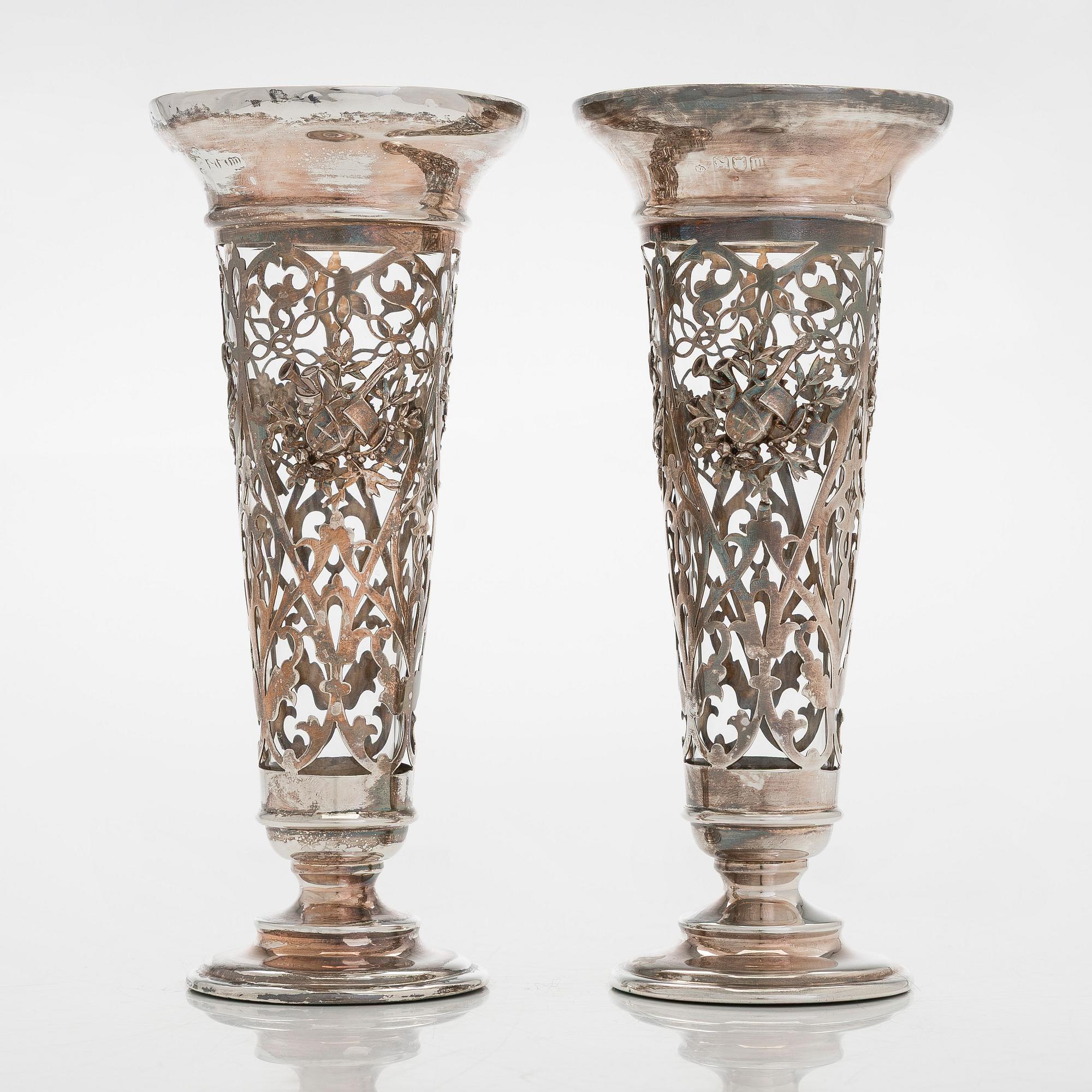 Vaser, ett par, silver och glass, London 1907.