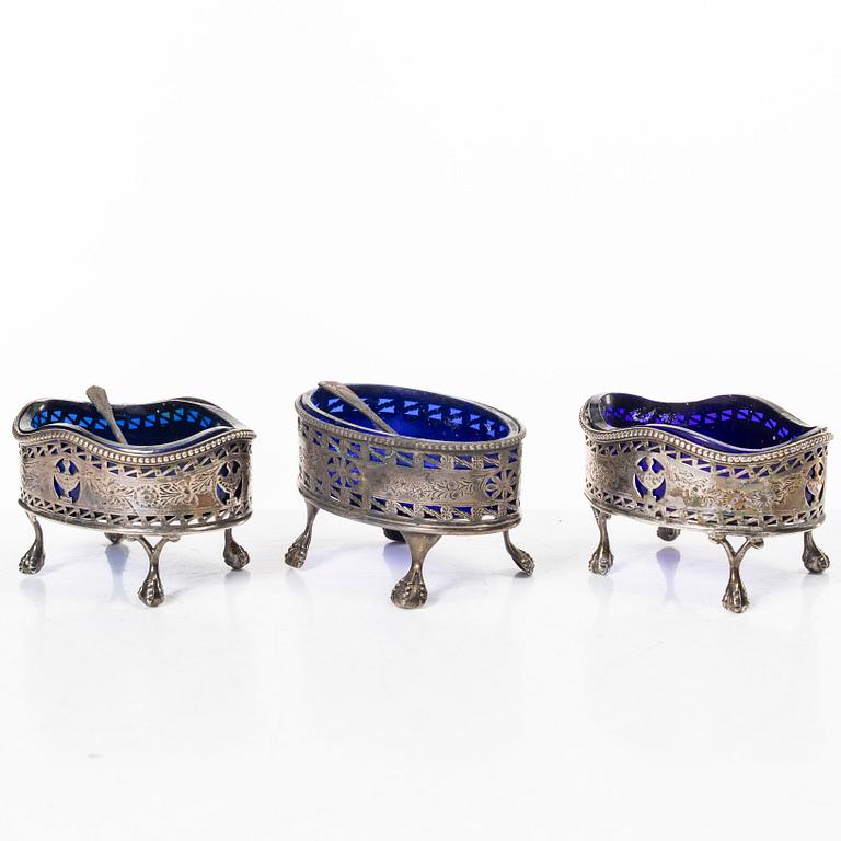 Saltkar, ett par, silver, georgianska, Robert Hennell I, London, 1782 samt ett snarlikt, John Smyth, Dublin, 1907.