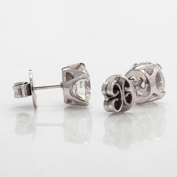 A pair of brilliant-cut diamond stud earrings in 18K white gold.