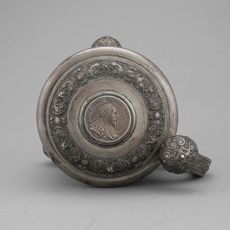 DRYCKESKANNA, silver, K. Anderson, Stockholm 1909. Vikt ca 569 gram.
