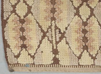 CARPET. Reliefflossa (knotted pile in relief). Signed Brita Grahn.