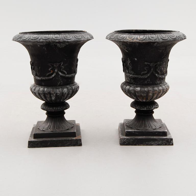 TRÄDGÅRDSURNOR, 1 par, gjutjärn, modern tillverkning.