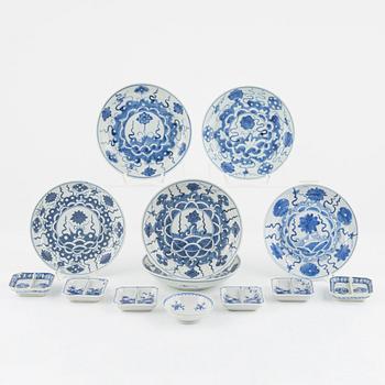 13 blue and white porcelain dishes, China, late Qingdynasty.