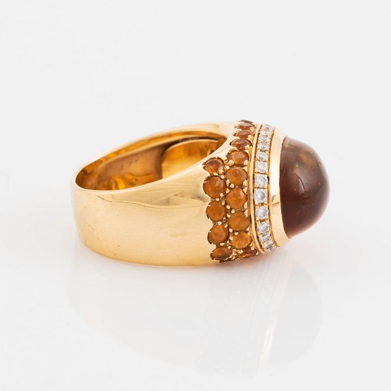 An 18K gold ring set with a cabochon-cut citrine and round brilliant-cut diamonds och citrines.