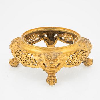 Ställ, patinerad brons. Kina, troligen sen Qing dynasti.