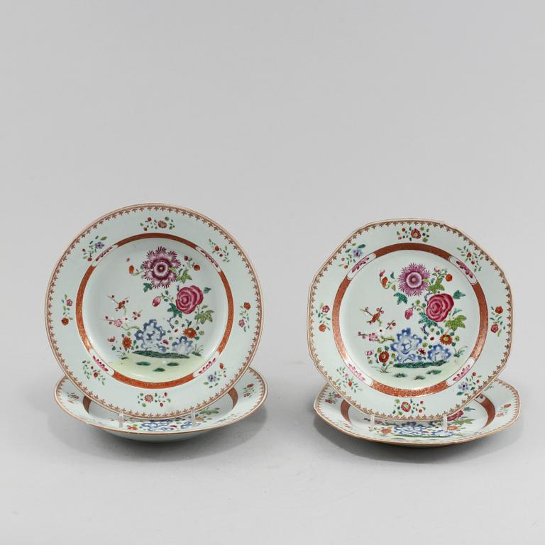 TALLRIKAR, ett par samt DJUPA TALLRIKAR, ett par, porslin, Kina, 1700-tal.