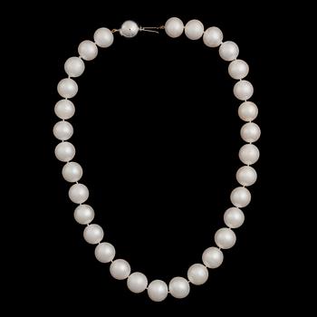 A PEARL NECKLACE, freshwater pearls, clasp in 14K white gold.