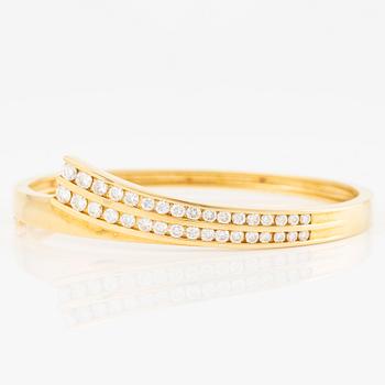 Bangle in 18K gold set with brilliant-cut diamonds.