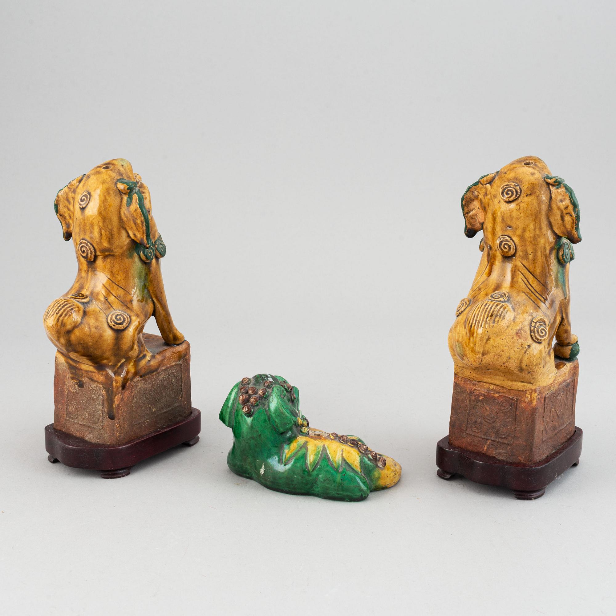 Rökelsehållare/Figuriner, tre stycken, porslin. Qingdynastin 17/1800-tal.