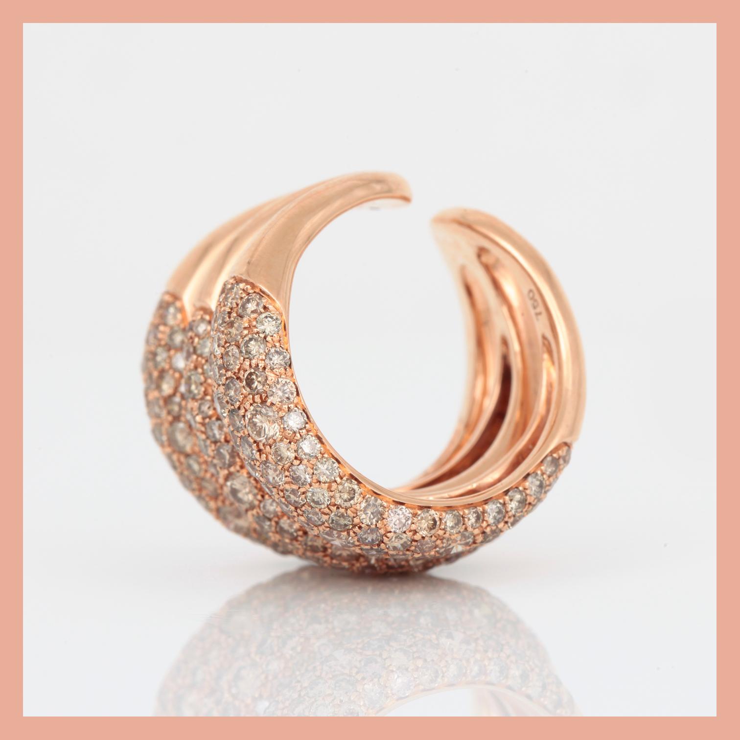 RING, 18K rosa guld med små bruna diamanter. Total vikt ca 19,00 g.