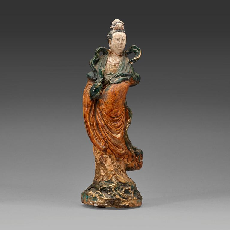 A yellow and green glazed potted figure of Guanyin, Qing dynasty, 17th century.