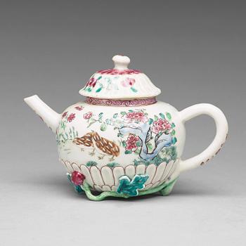 724. A famille rose tea pot with cover, Qing dynasty, Qianlong (1736-95).