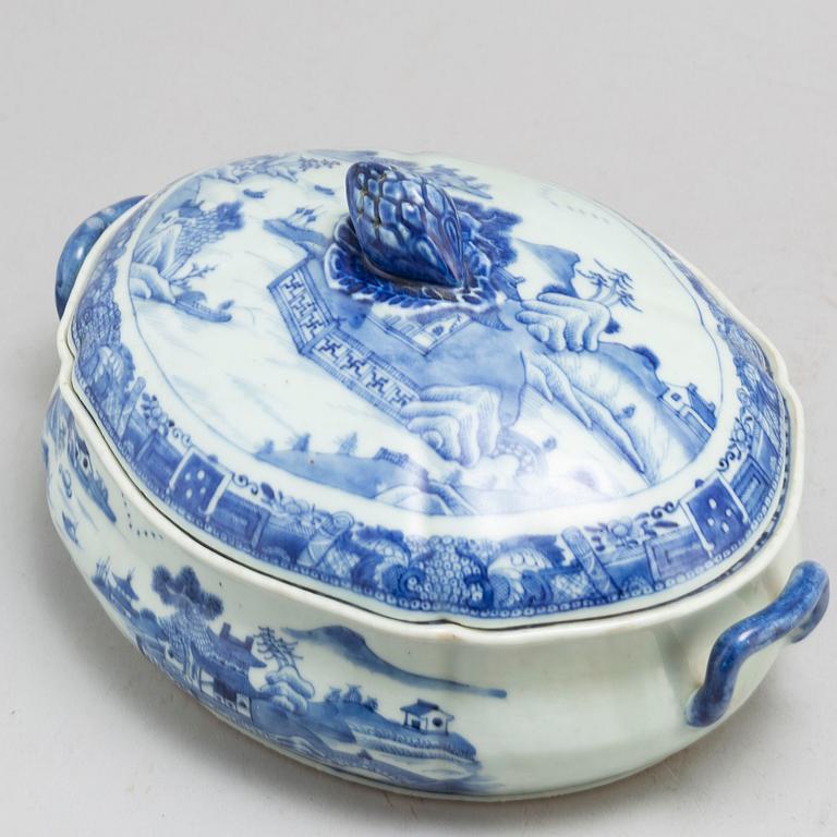 A blue and white tureen with cover, Qing dynasty, Qianlong (1736-95).