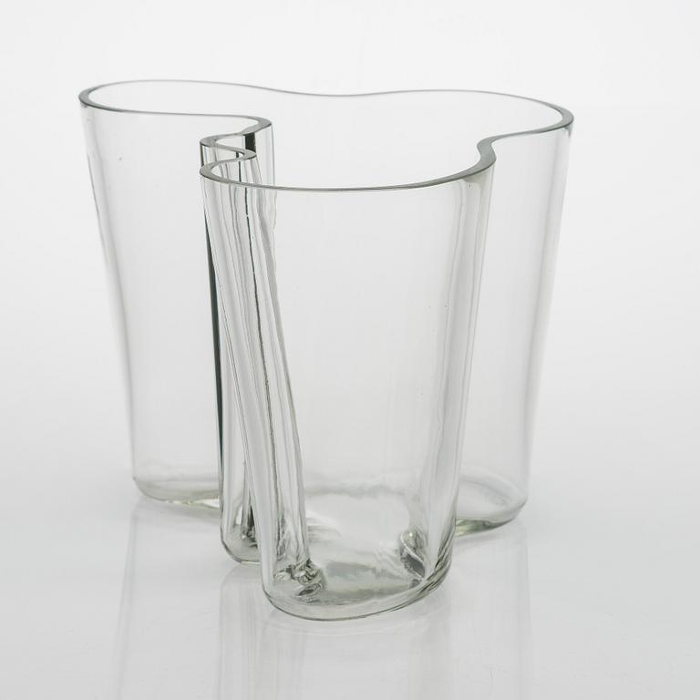 Alvar Aalto, a 1950s' 3030' vase, signed Alvar Aalto. Iittala 1950s.