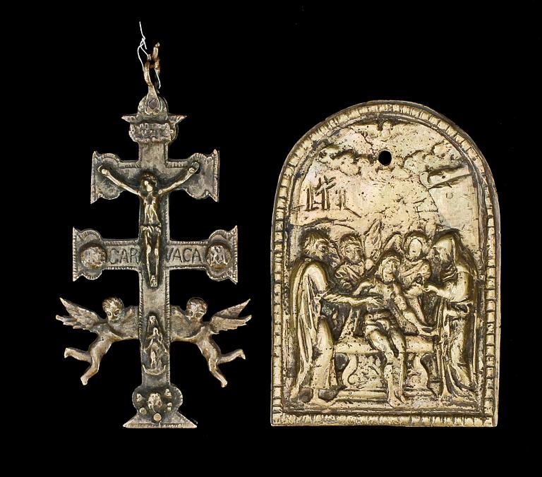 KRUCIFIX samt RELIEF, brons, omkring 1900.