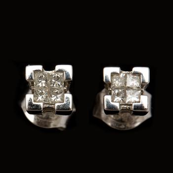 ÖRHÄNGEN, 18 k vitguld med princesslipade diamanter. Vikt ca 2 g.
