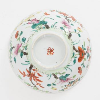 A Chinese famille rose bowl, Qing dynasty, 19th century.