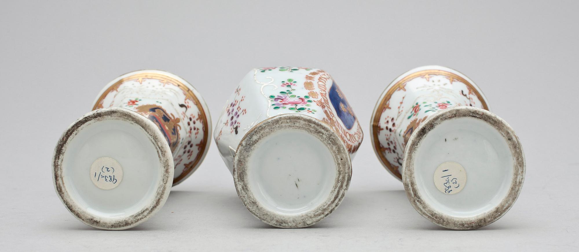 URNA samt TRUMPETVASER, 1+2, porslin, Samson, Frankrike, omkring 1800-talets mitt.