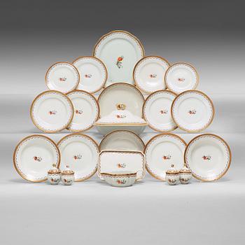 482A. An export porcelain famille rose dinner service, Qing dynasty, Qianlong (1736-1795). (24 pieces).