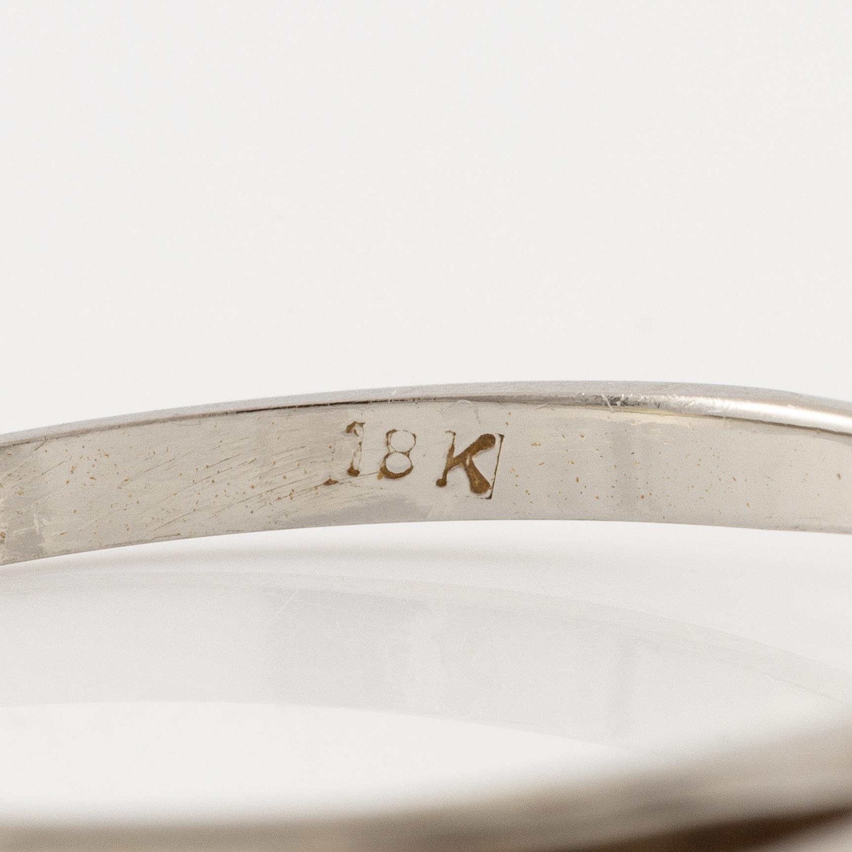 Ring 18K vitguld med briljantslipad diamant.