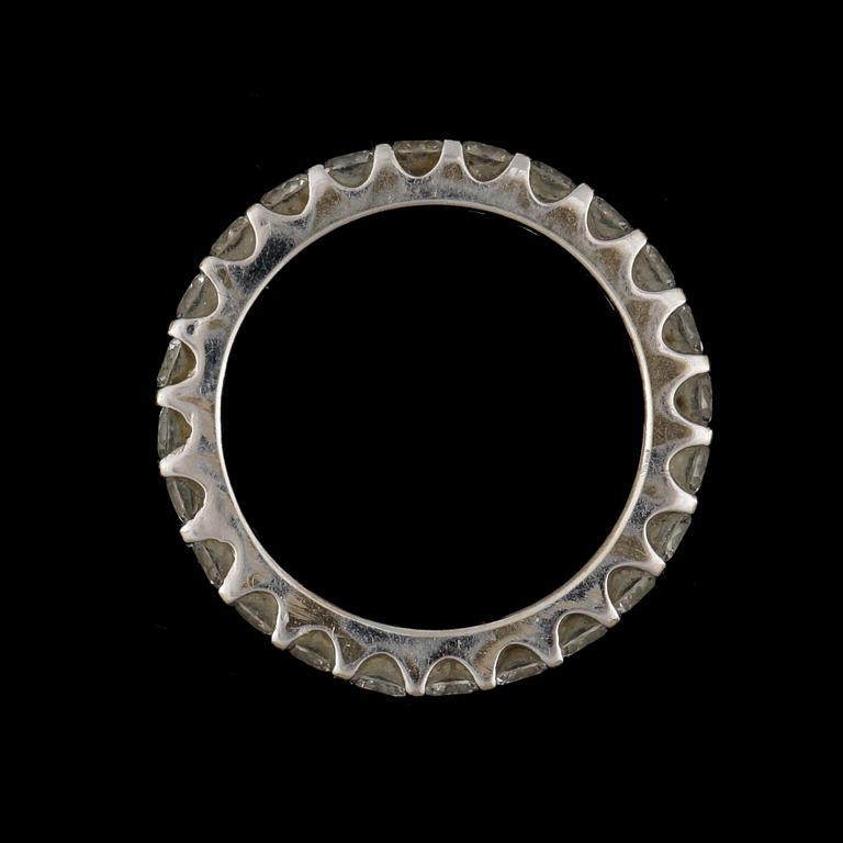 RING sk alliansring, vitguld med briljantslipade diamanter tot ca 1,5 ct. Vikt ca 2,3 gram.