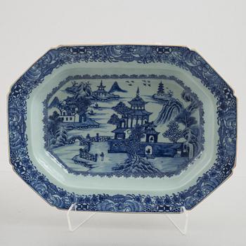 A blue and white tureen with cover and stand, Qing dynasty, Qianlong (1736-95).