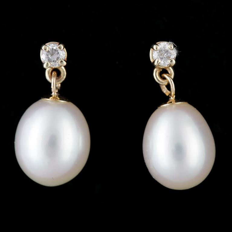 ÖRHÄNGEN, ett par, 14k guld med droppformade odlade sötvattenspärlor och briljantslipade diamanter tot ca0,10ct Vikt 2,4.