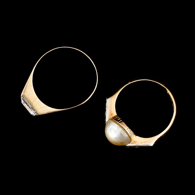 RINGAR, 2 st, 18 k guld, med pärla och bergkristall. Total vikt ca 7 gram.