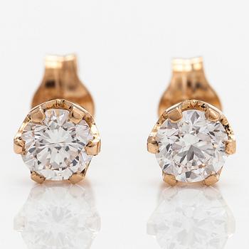 A pair of 14K gold earrings with brilliant-cut diamonds totalling approx. 0.60 ct, with GIA dossier.