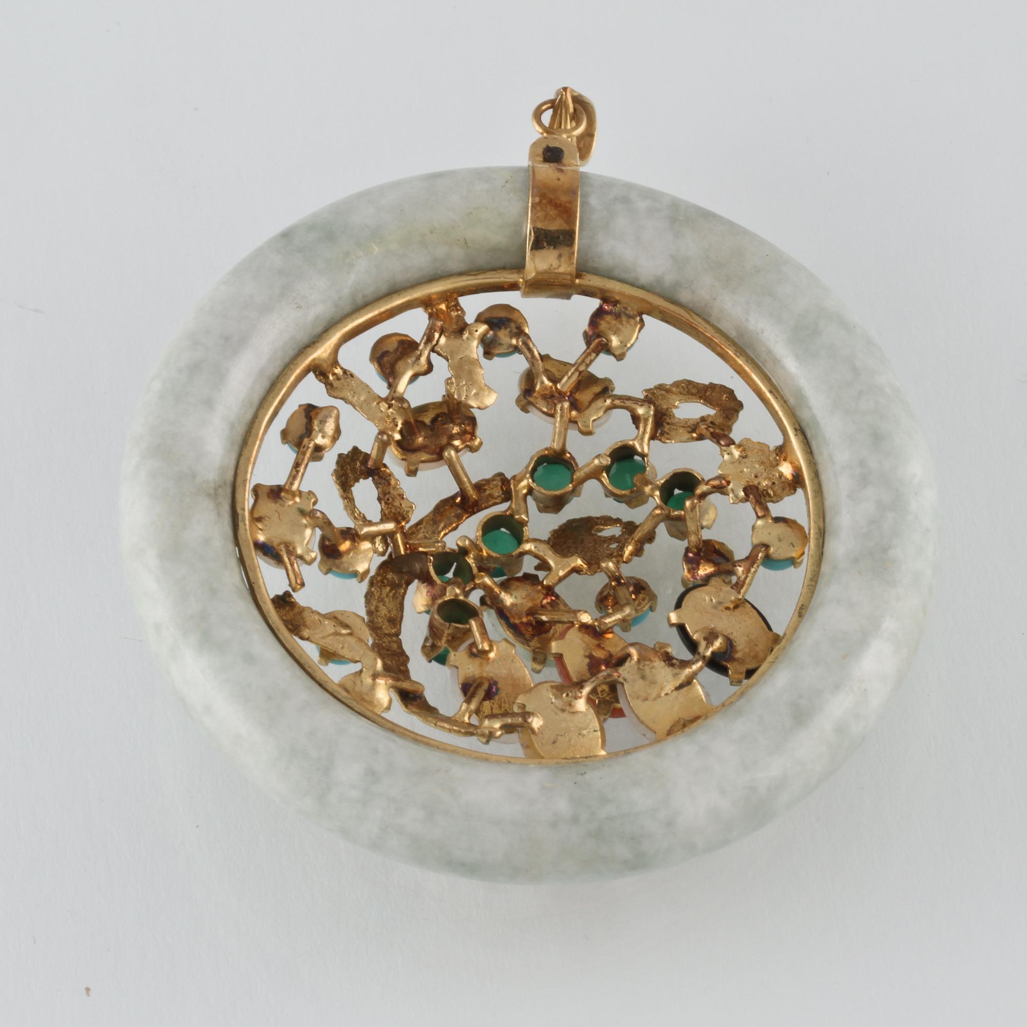 HÄNGE, 14K guld med cabochon och fasettslipade stenar samt jade. Vikt 22,2 gram.
