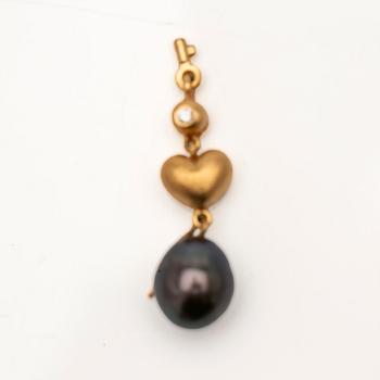Ole Lynggaard, Berlock, "Sweet drops" guld 18K, briljantslipad diamant och pärla.