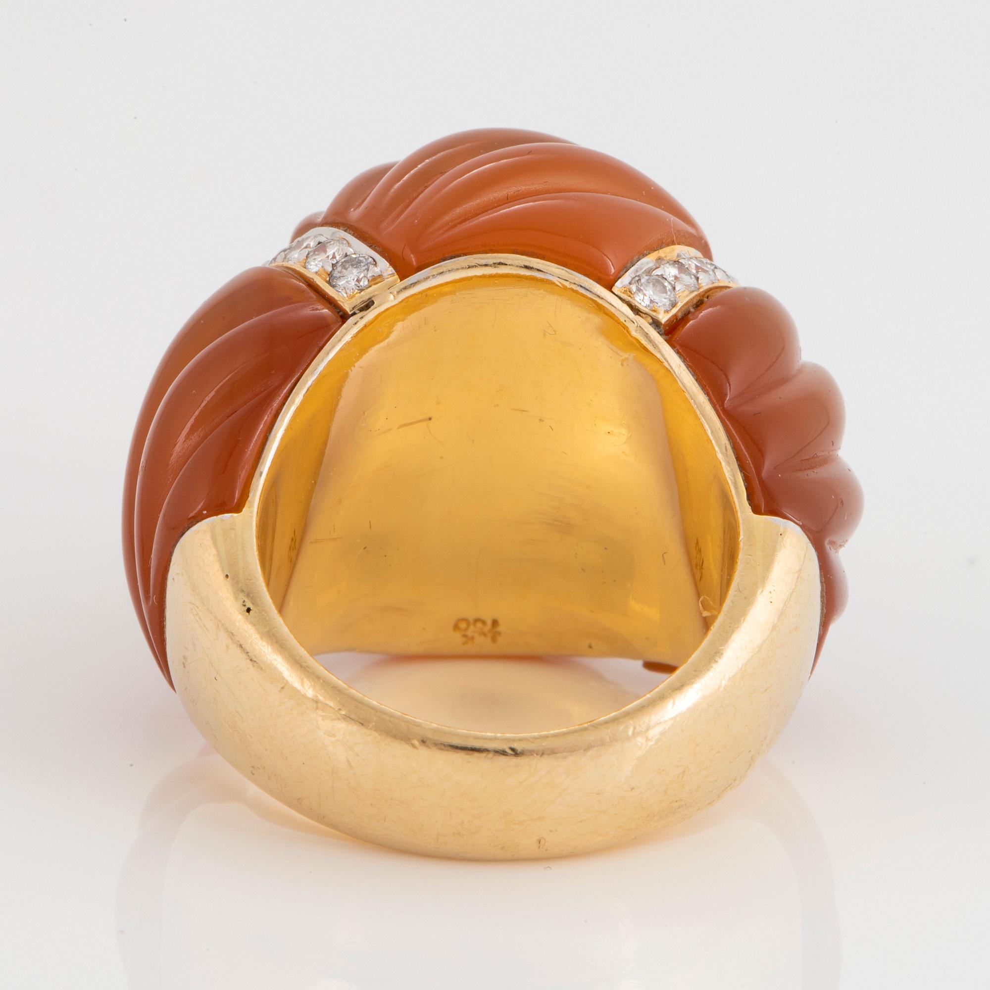 Ring 18K guld med agat och runda briljantslipade diamanter.