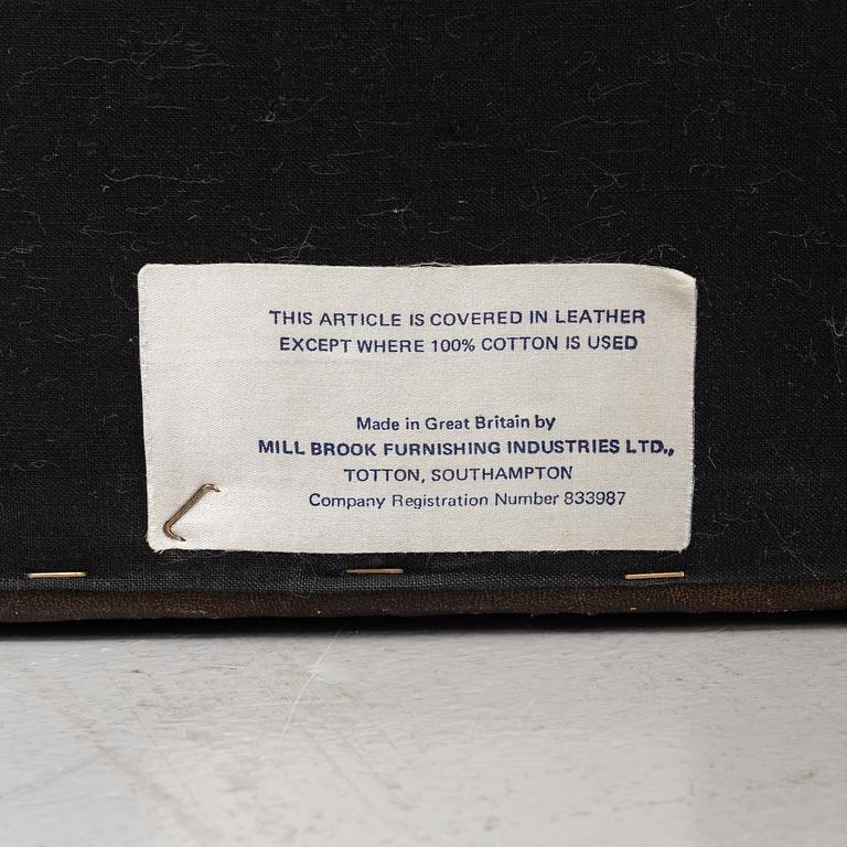 Fåtöljer ett par, Chesterfieldmodell, England, 1900-talets andra hälft.