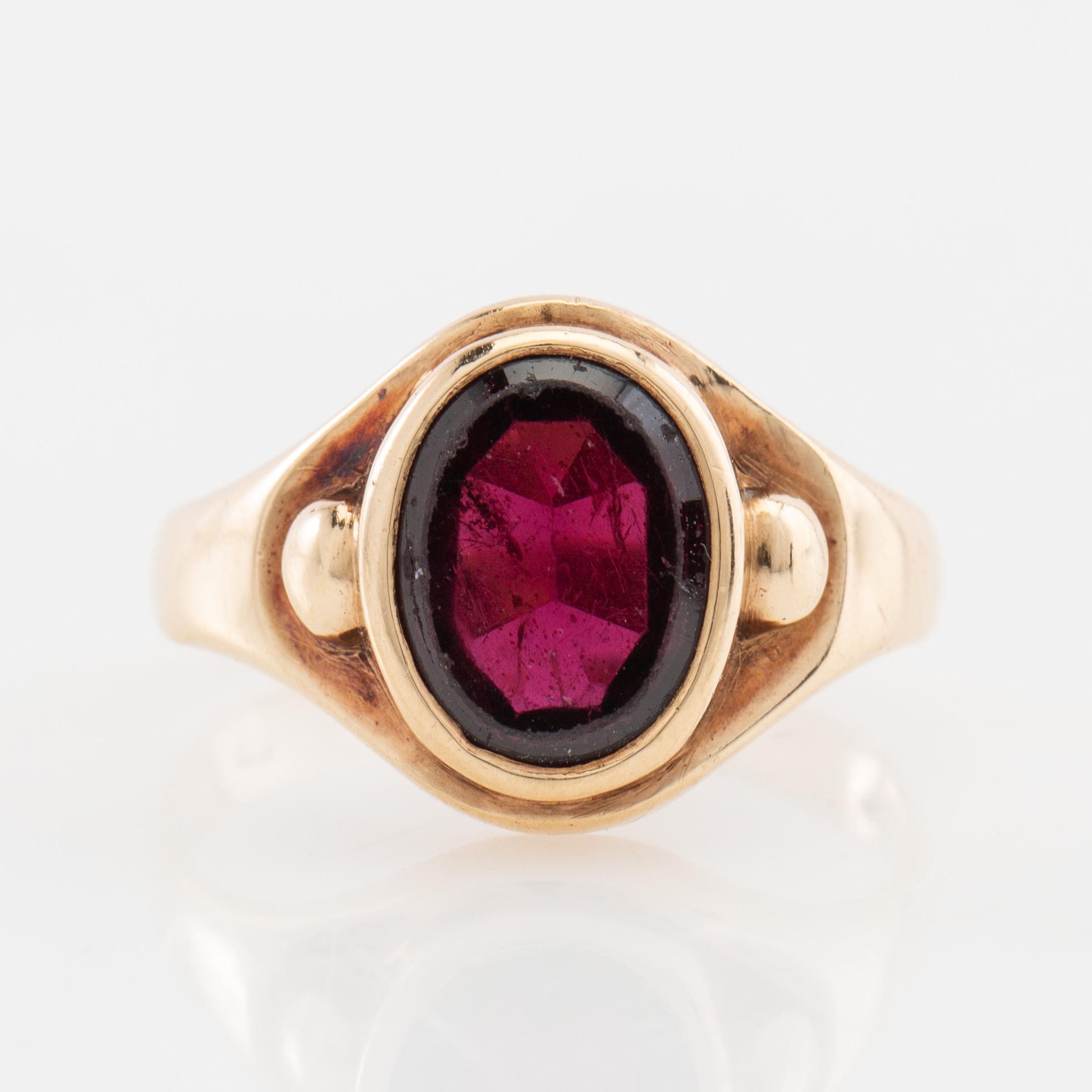 Ring 18K guld med en ovalt slipad granat.