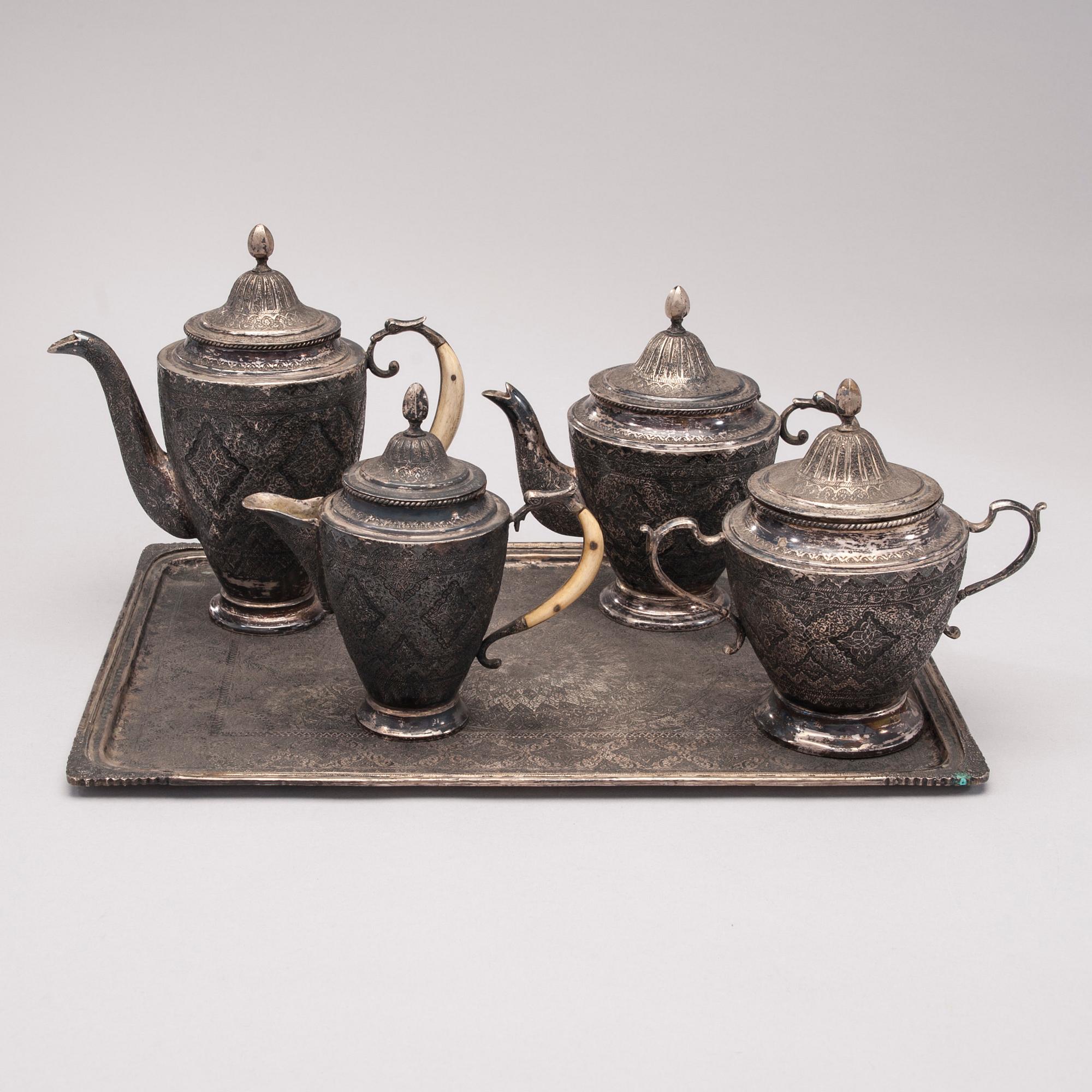 BRICKA, KANNOR, 3 st och SOCKERSKÅL, silver, Persien 1900-talets första hälft. Totalvikt ca 2800 g.