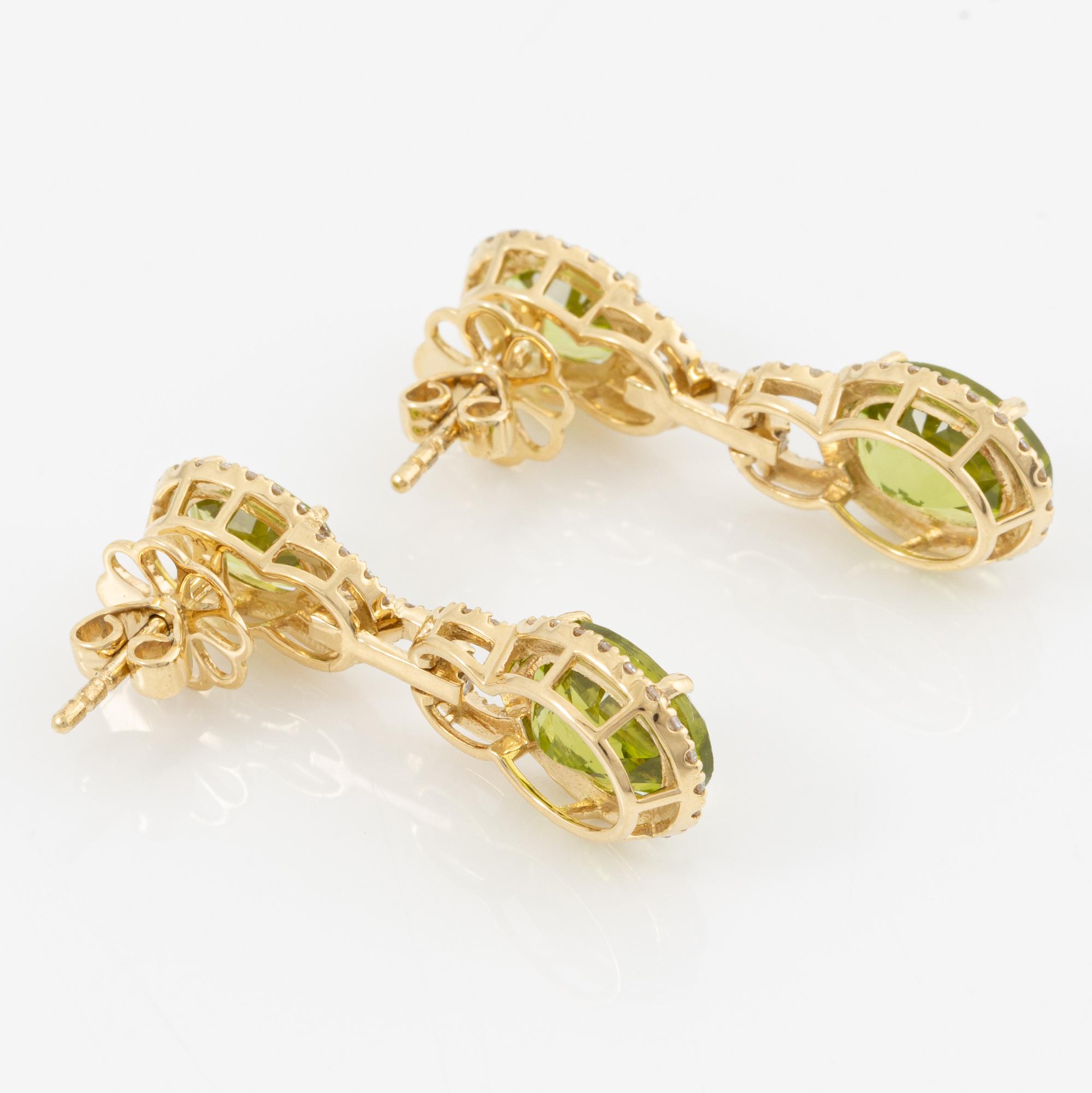 Örhängen 18K guld med peridot och briljantslipade diamanter.